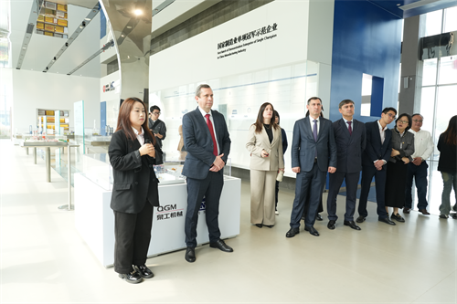 Gendina Mitrofanov, prefeita de Maykop, República da Adiguésia, Rússia, liderou uma delegação para conduzir uma investigação aprofundada da Quangong Machinery Co., Ltd. e elogiou a fabricação inteligente e a tecnologia inovadora