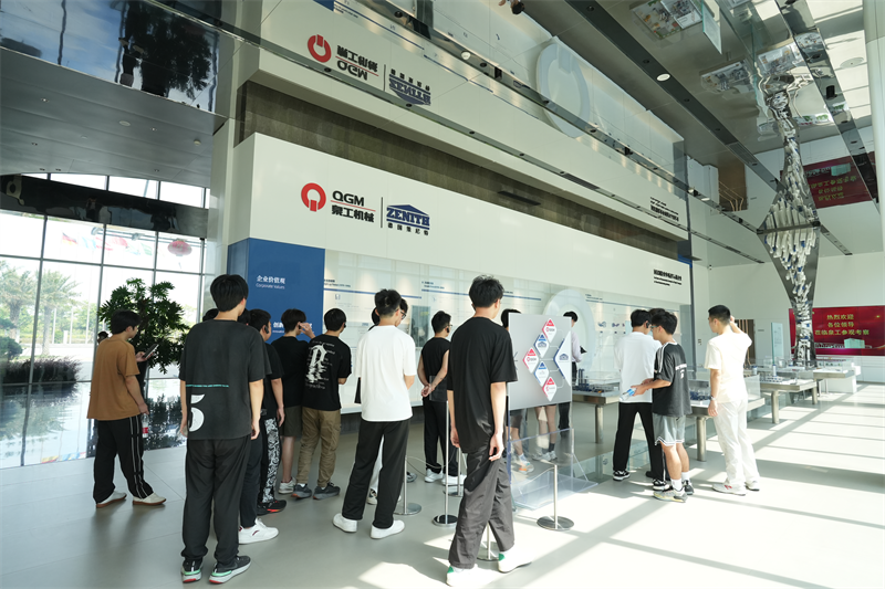 A Liming Vocational University visitou a Fujian Quangong Machinery Co., Ltd para um programa de desenvolvimento de empregos.