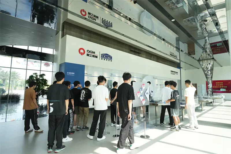 A Liming Vocational University visitou a Fujian Quangong Machinery Co., Ltd para um programa de desenvolvimento de empregos.