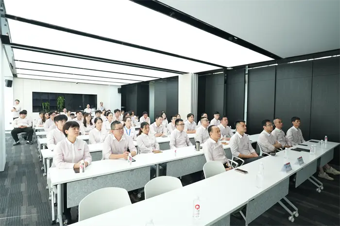 QGM: Observando o desfile militar juntos e reunindo forças para o progresso