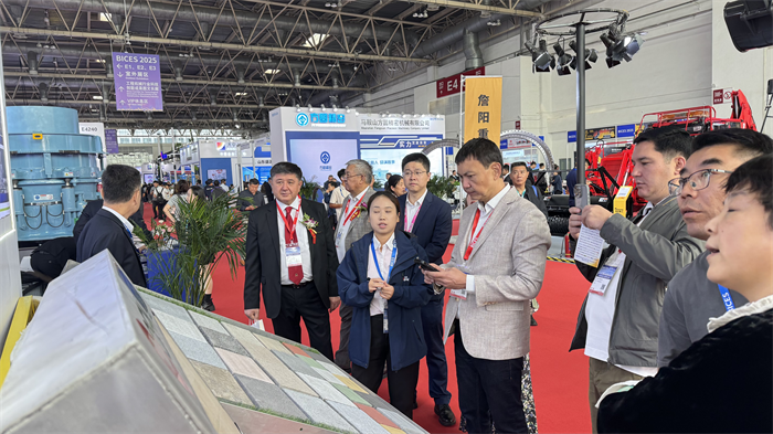 Golden Autumn se reunindo para falar sobre fabricação inteligente, a força de Quangong cria brilho