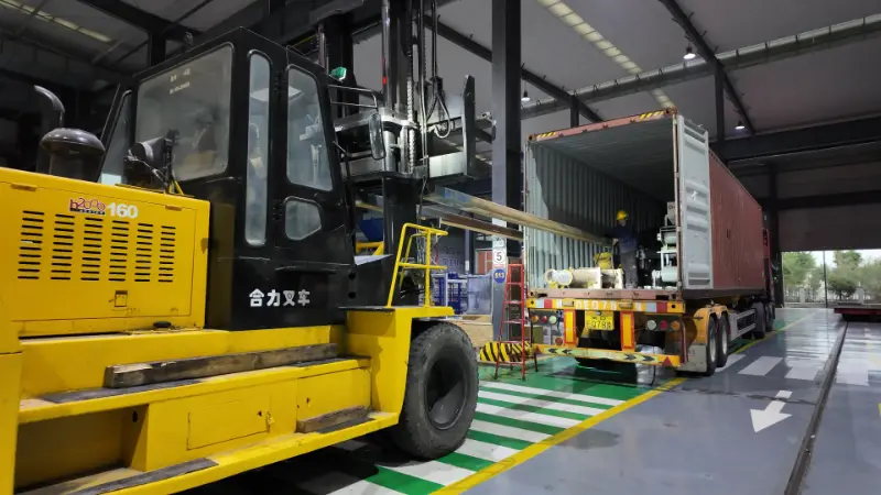 Navios enormes transmitem confiança e equipamentos fabricados de forma inteligente dirigem-se para destinos em todo o mundo.