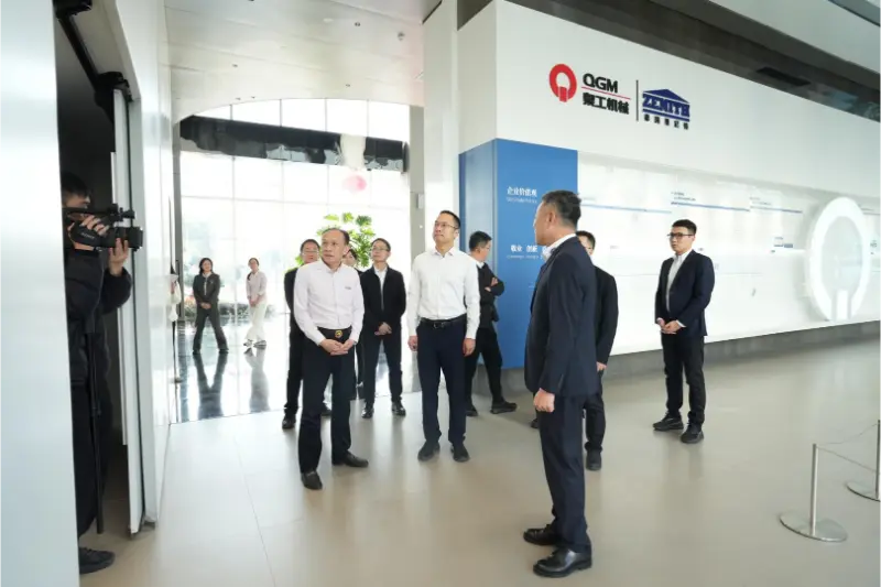 O governo e as empresas trabalham em conjunto para promover o desenvolvimento; a pesquisa no local aquece os corações das empresas.