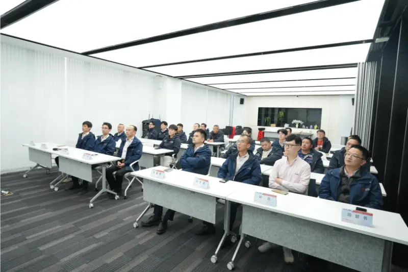 A reunião de mobilização para o projeto de fabricação de tijolos no exterior da Quangong Machinery Co., Ltd. foi concluída com sucesso.