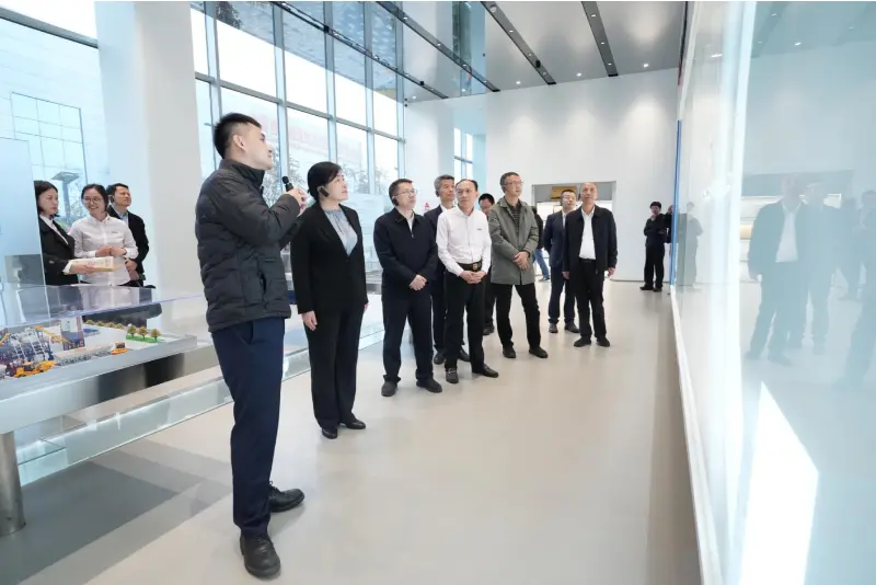 Liu Min, Diretor Geral Adjunto do Departamento de Economia Privada da Comissão Nacional de Desenvolvimento e Reforma (NDRC), e sua delegação visitaram a Quangong Machinery Co., Ltd.