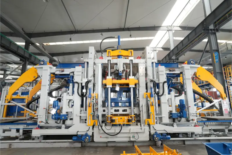 Quangong Machinery Co., Ltd. Máquina de moldagem de blocos ZN2000-2: O desempenho central permite uma nova atualização na fabricação inteligente de tijolos