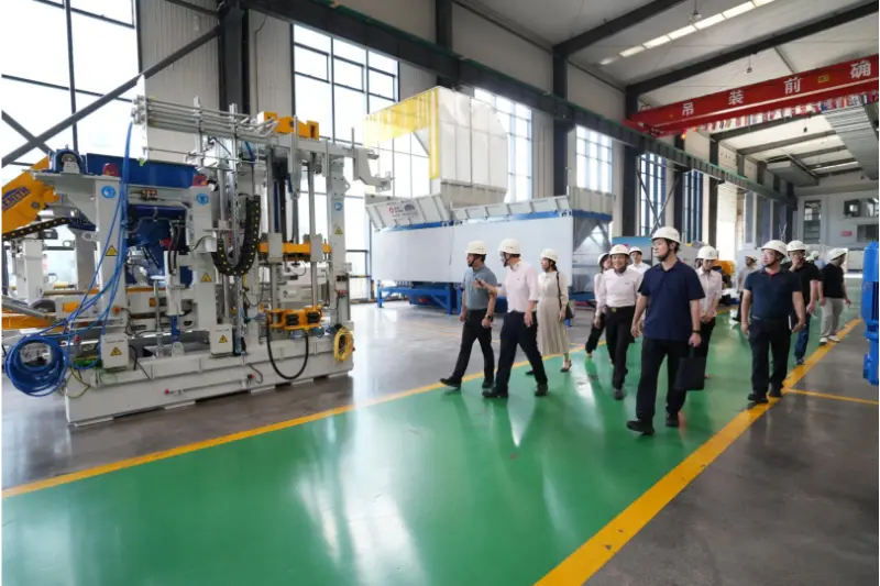 Funcionários do Departamento Provincial de Indústria e Tecnologia da Informação de Fujian visitam a Quangong Machinery Co., Ltd. para inspeção e orientação