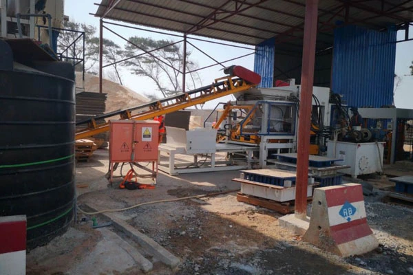 Linha de produção automática QGM QT10 para o projeto China Road and Bridge Corporation (CRBC) Dakar BRT (Bus Rapid Transit)